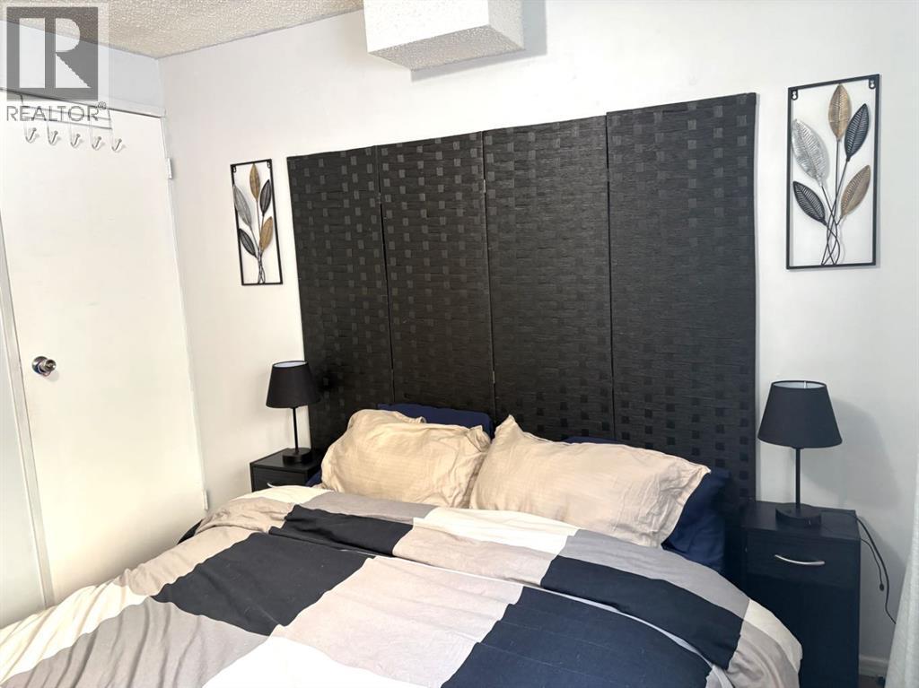 
          1412 43 Street Southeast
            <br/>
            <span>Calgary</span>
            , 
            <span>AB</span>
             <span>T2A5E7</span>
         - Photo 22