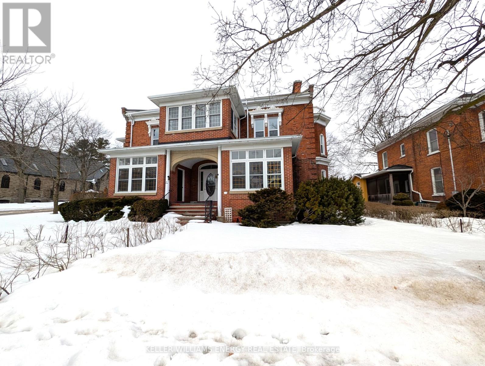 UNIT 4 - 35 KING STREET