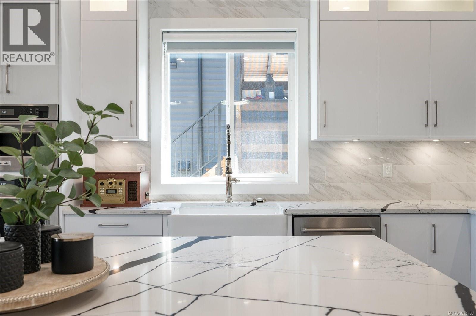 405 Colonia Dr S, Ladysmith