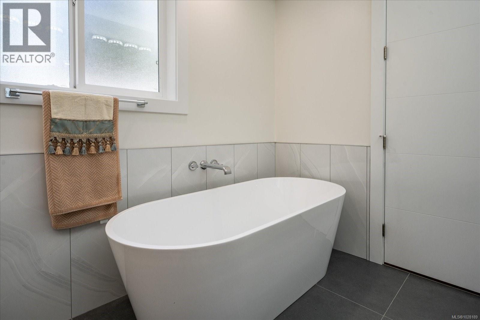 405 Colonia Dr S, Ladysmith