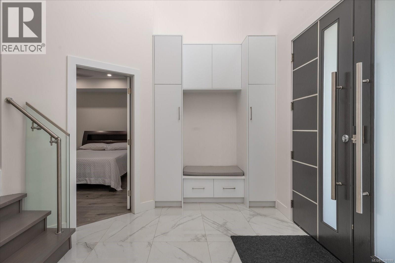 405 Colonia Dr S, Ladysmith