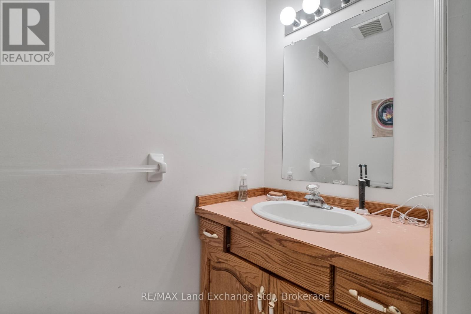 750 MCPHERSON CRESCENT - 21