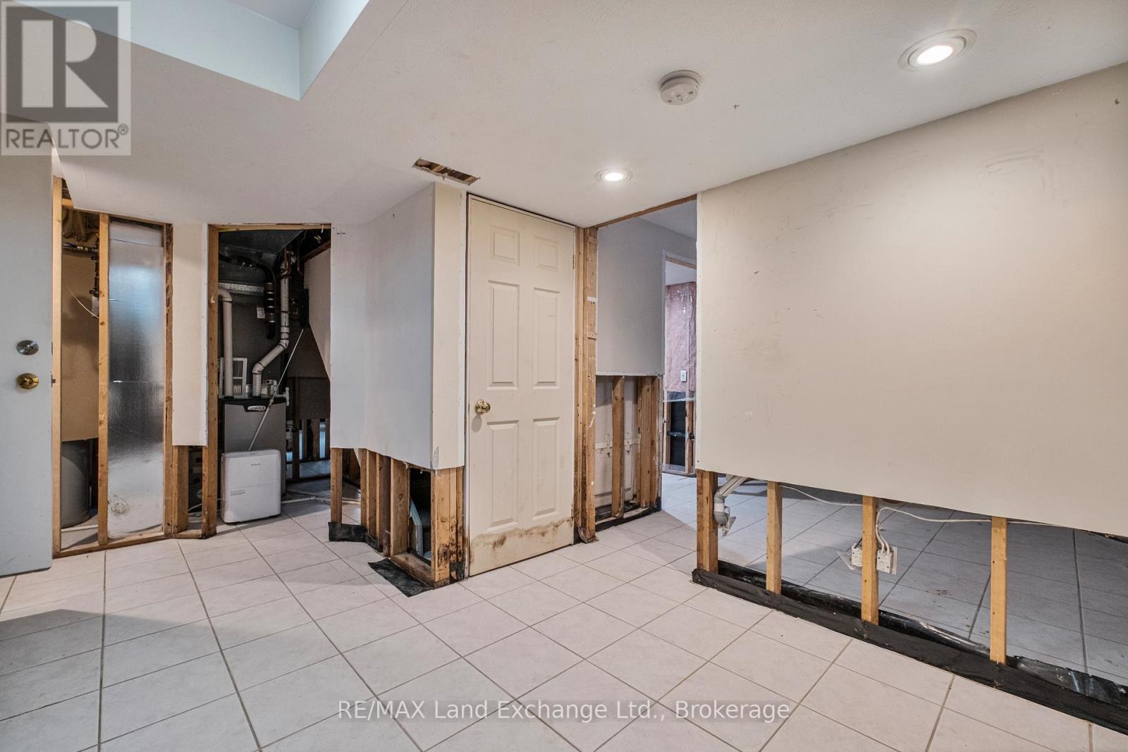 750 MCPHERSON CRESCENT - 36