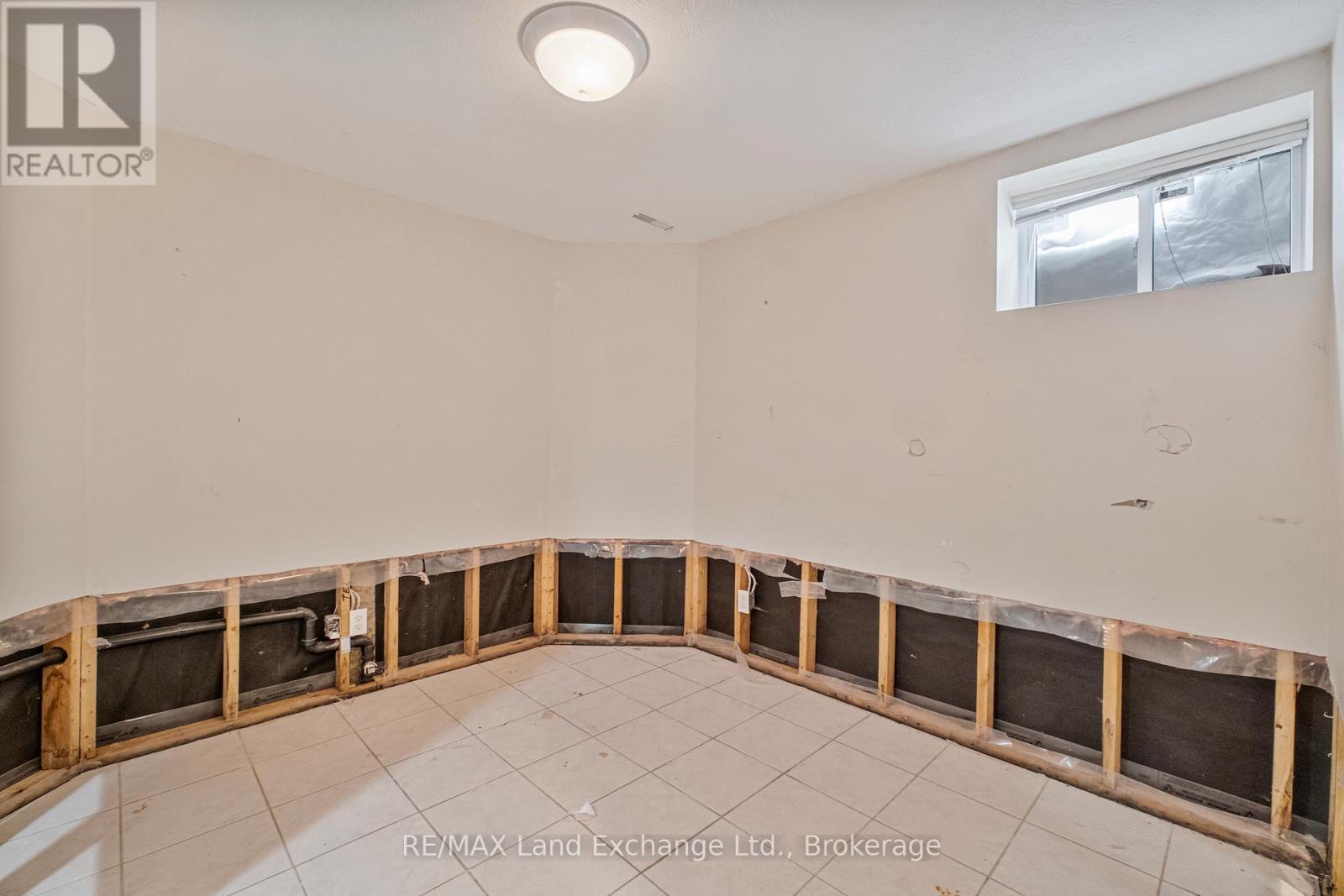 750 MCPHERSON CRESCENT - 37