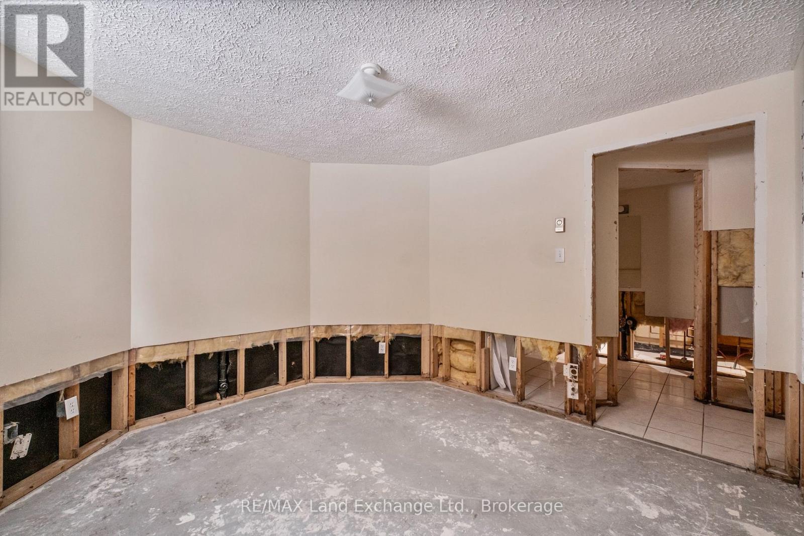 750 MCPHERSON CRESCENT - 42