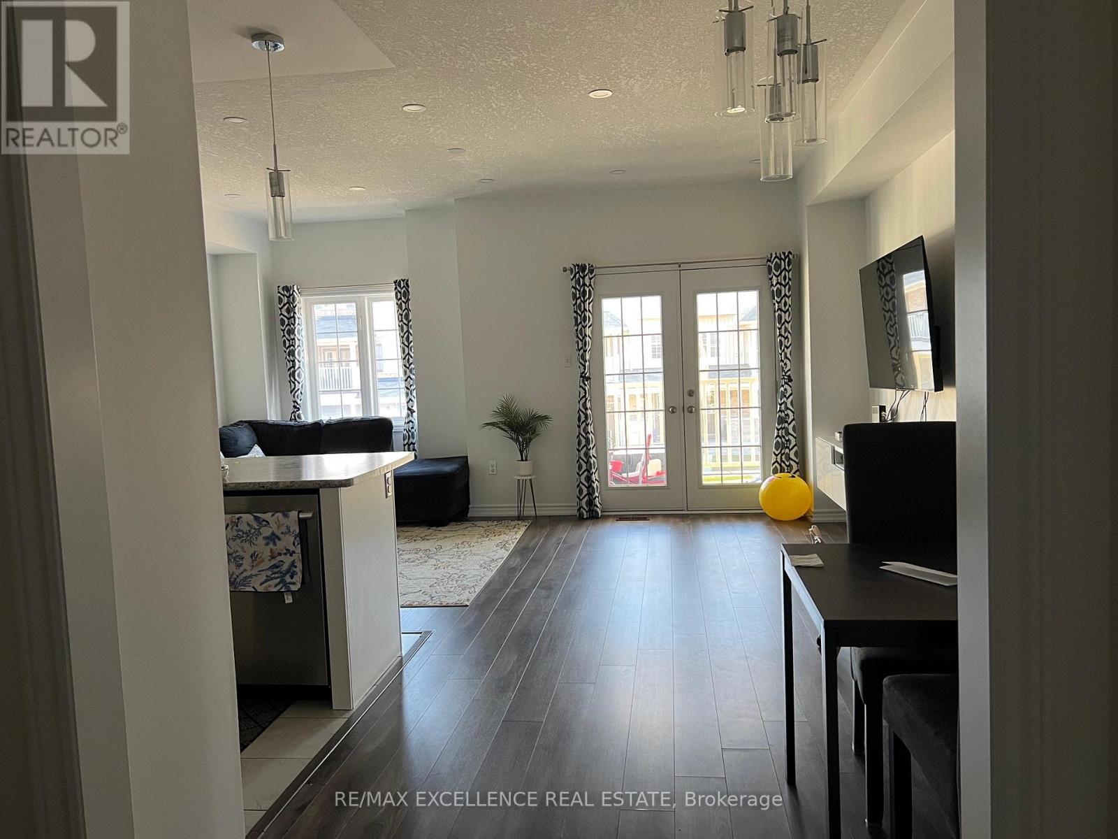 9 HISCOTT DRIVE - 24