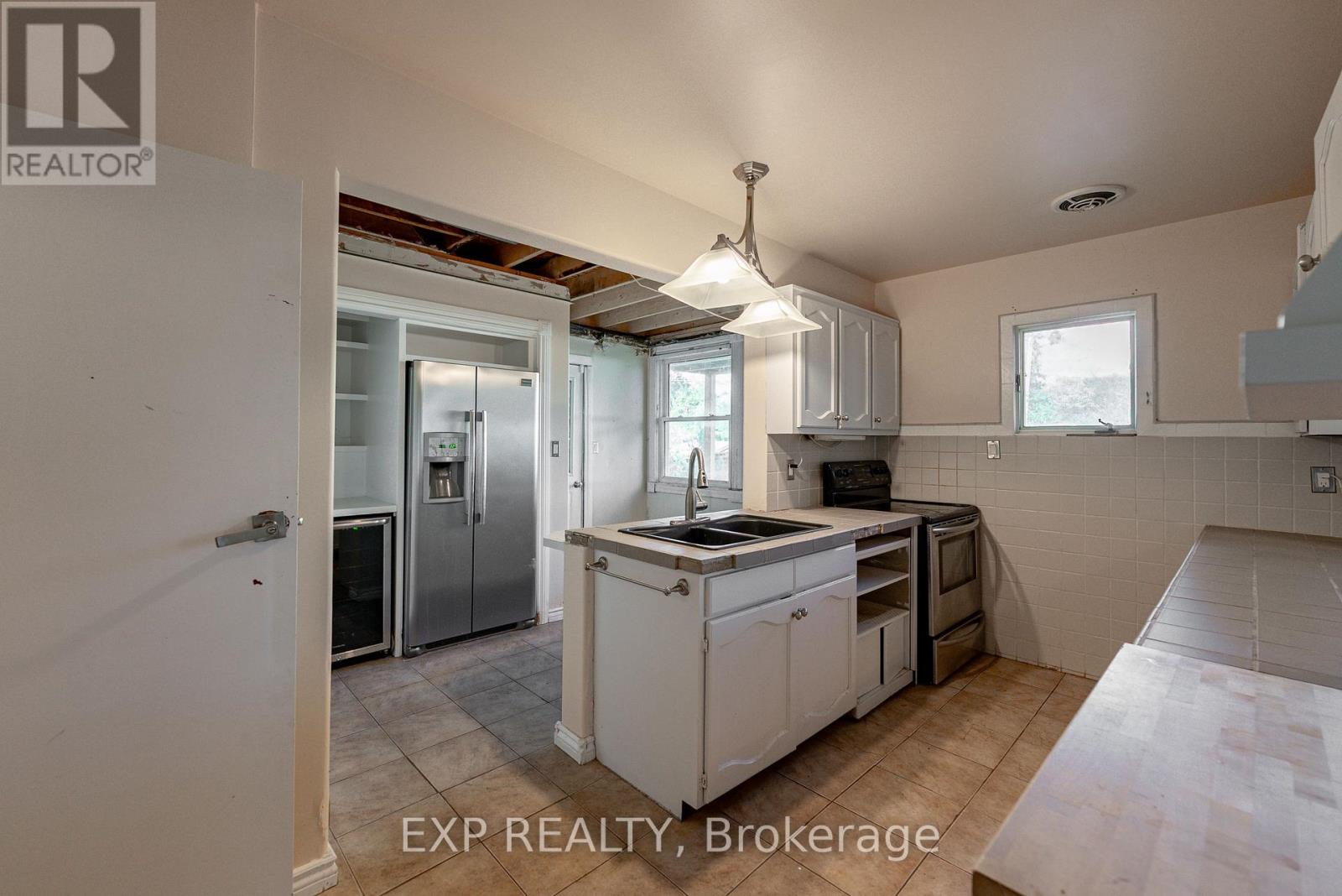 6 ROSEMOUNT DRIVE - 23