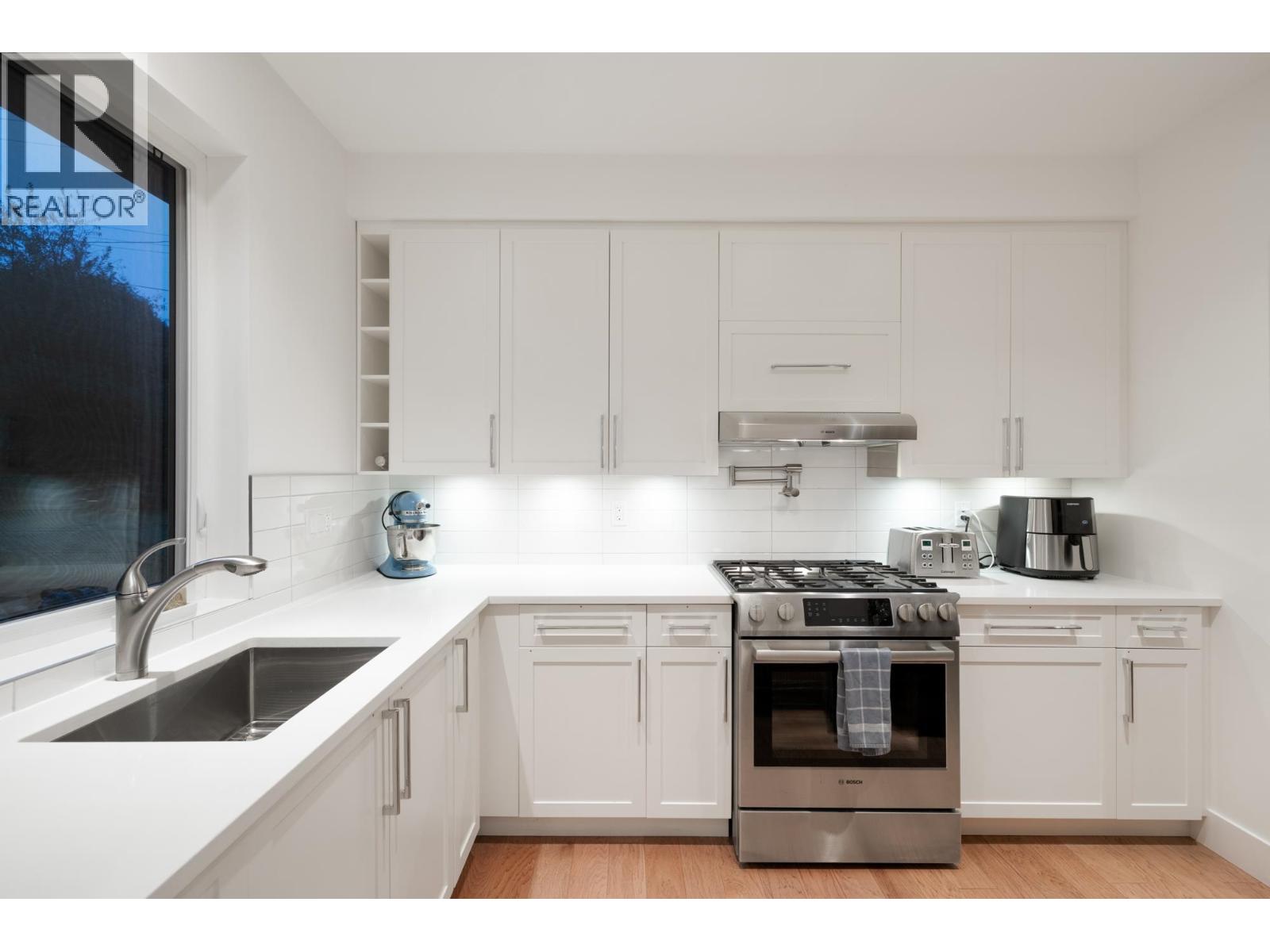 2902 ST. ANDREWS AVENUE, North Vancouver