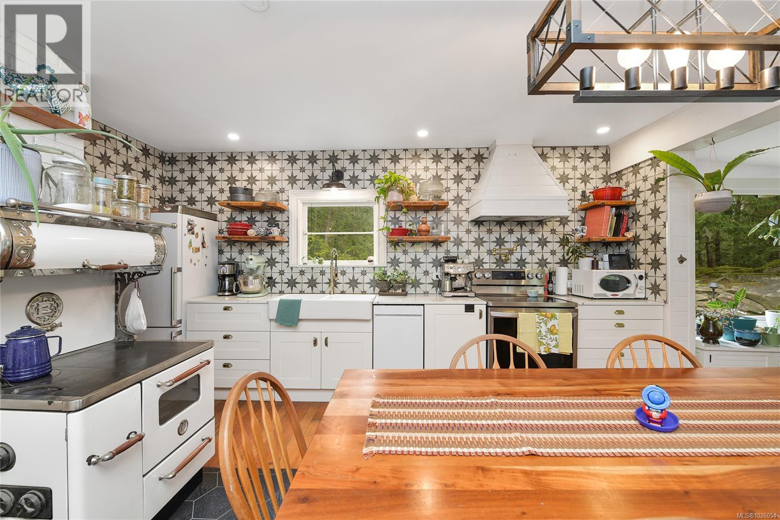  370 Campbell Bay Road, Mayne Island