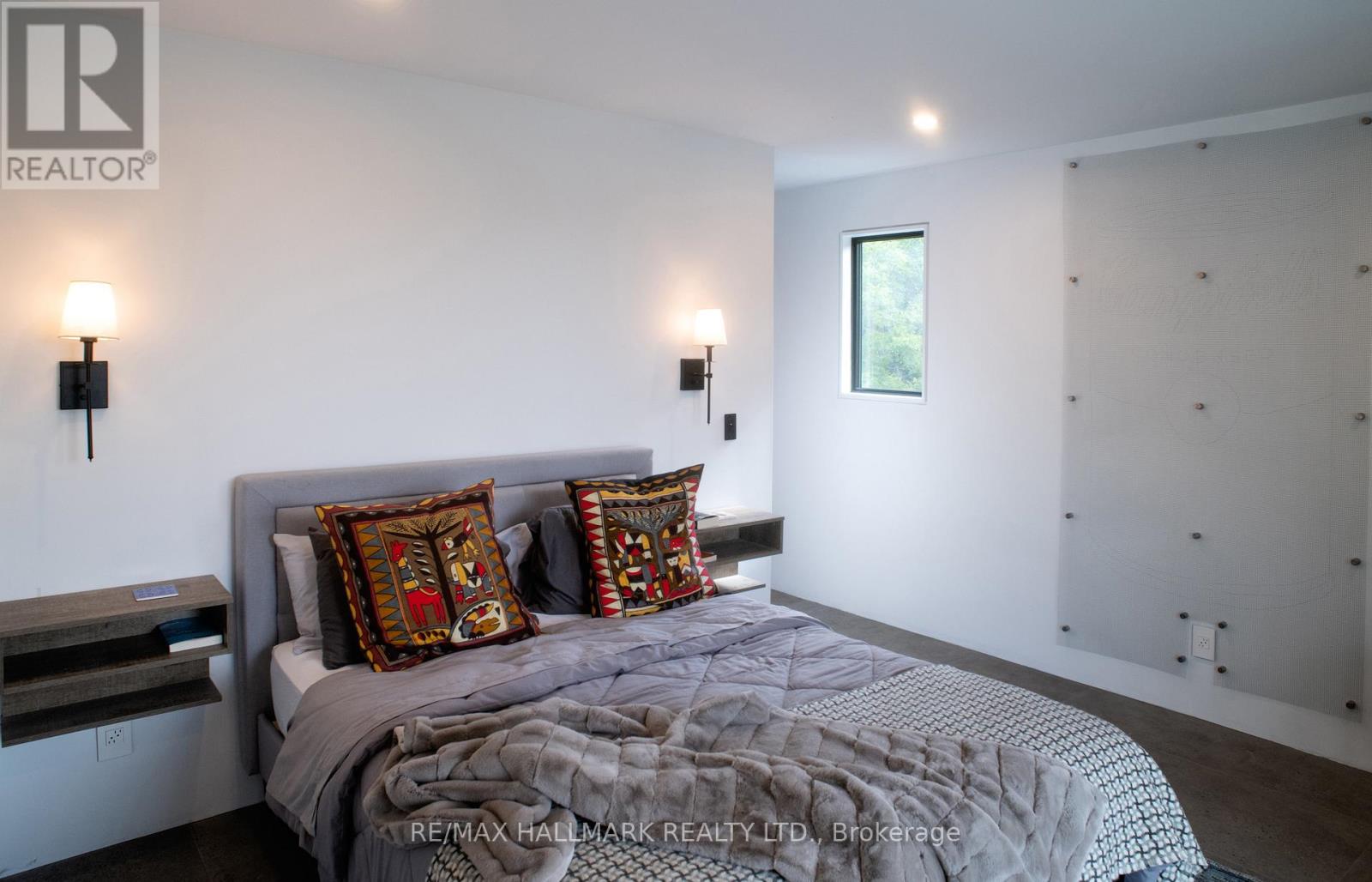100B HAYDEN ROAD N - 18