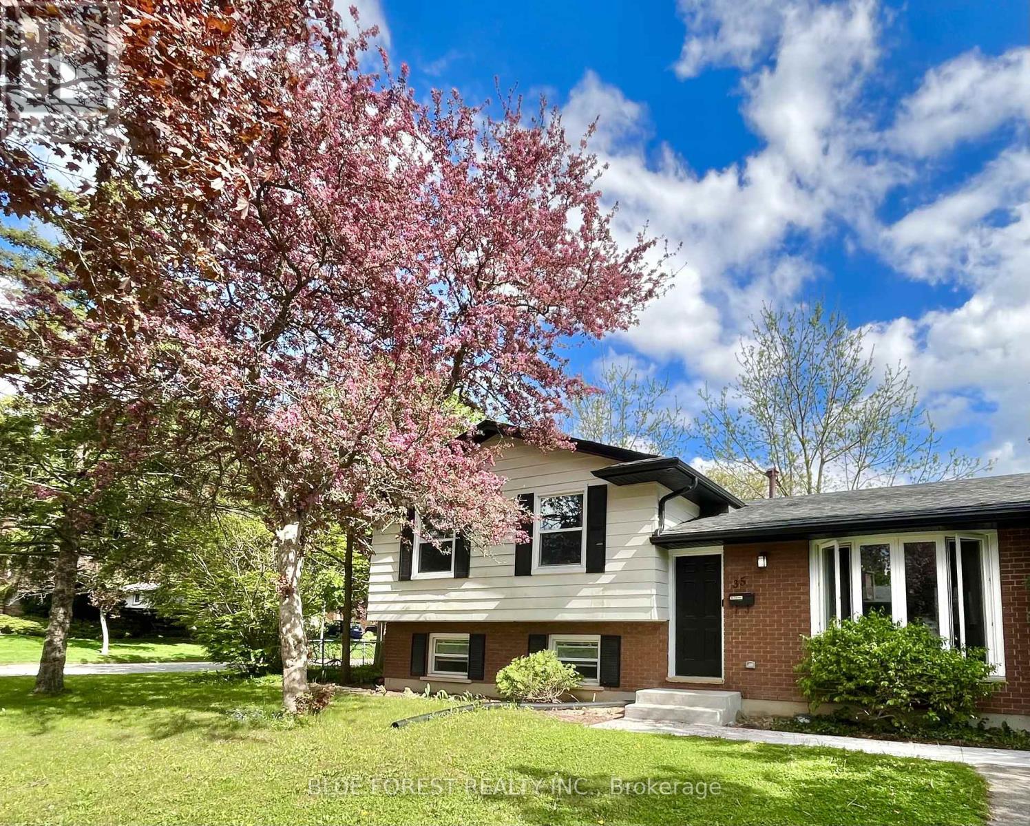 35 ROLLSCOURT GARDENS