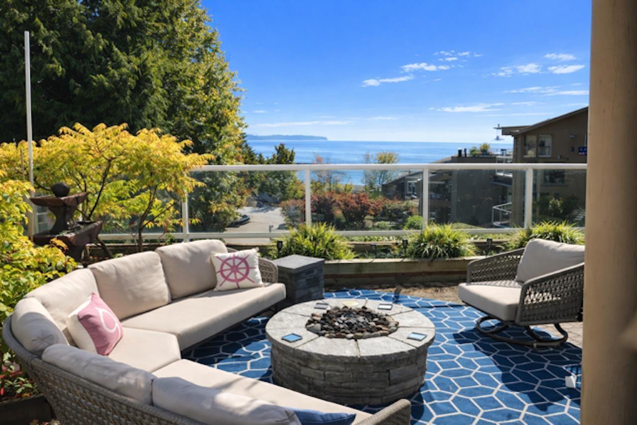 102 15025 VICTORIA Avenue - main photo