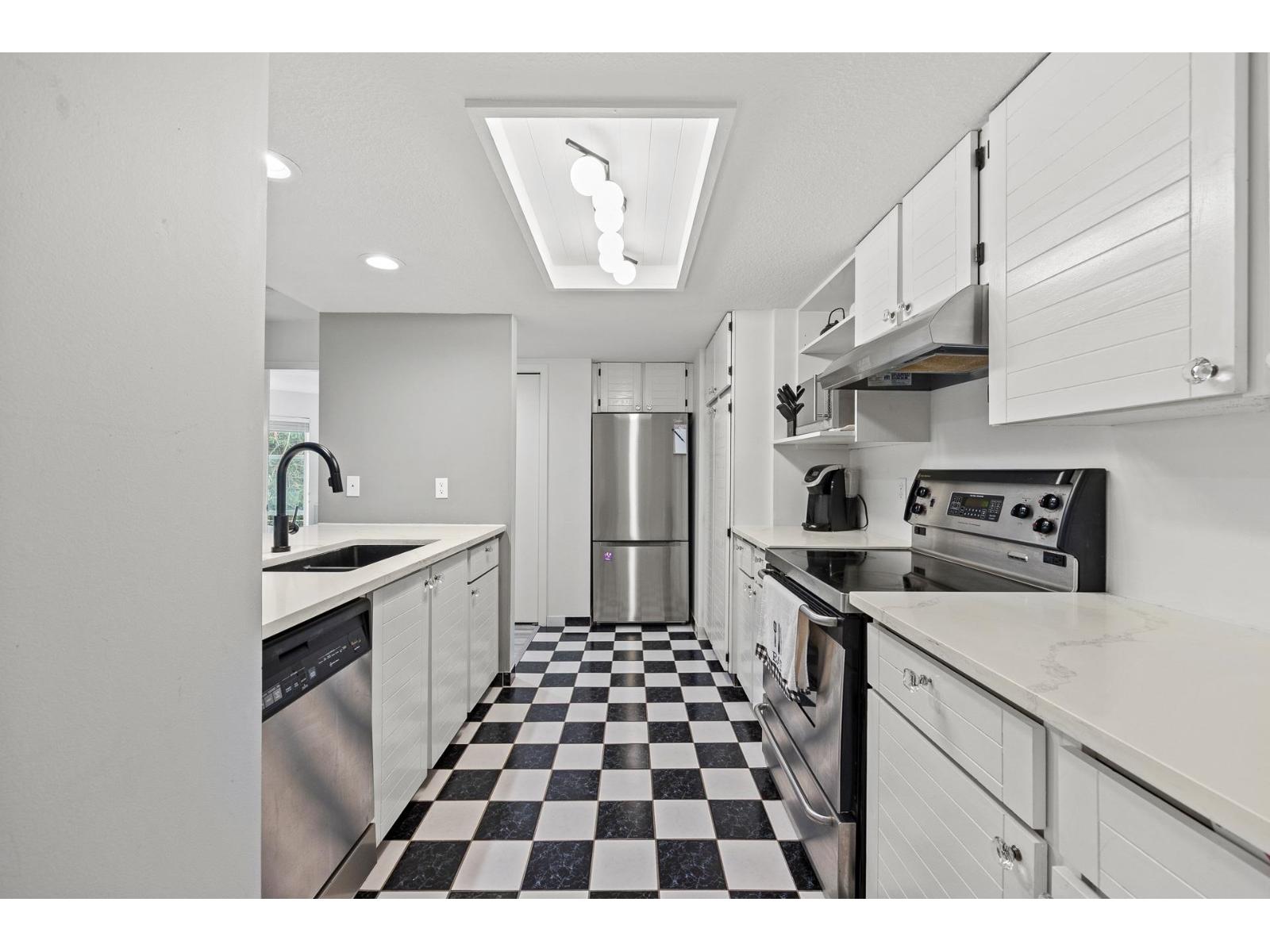 102 15025 VICTORIA AVENUE, White Rock