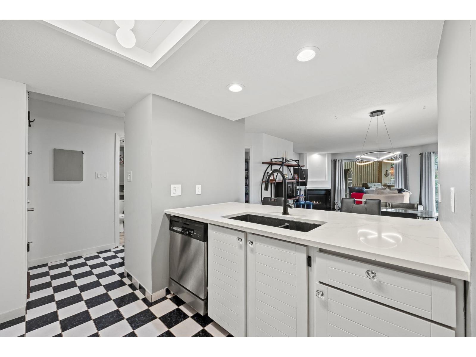 102 15025 VICTORIA AVENUE, White Rock