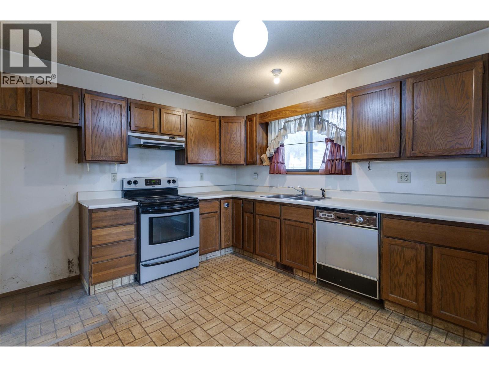 10551 Sherman Drive, Lake Country