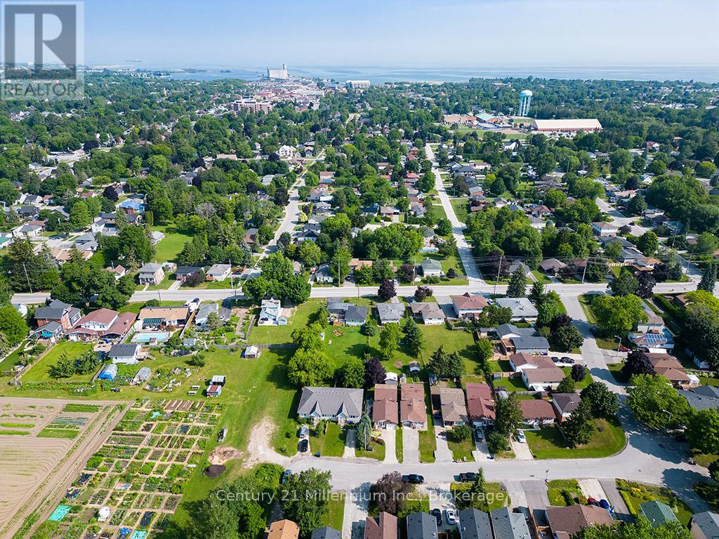 20 LESLIE DRIVE - 36