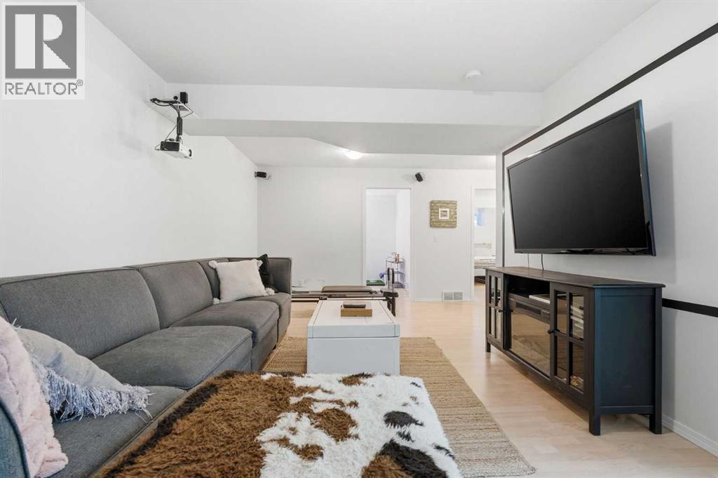 Single Family House for Sale in  Cougartown Circle SW Cougar Ridge Calgary 