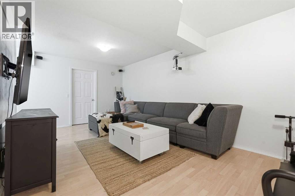 Single Family House for Sale in  Cougartown Circle SW Cougar Ridge Calgary 