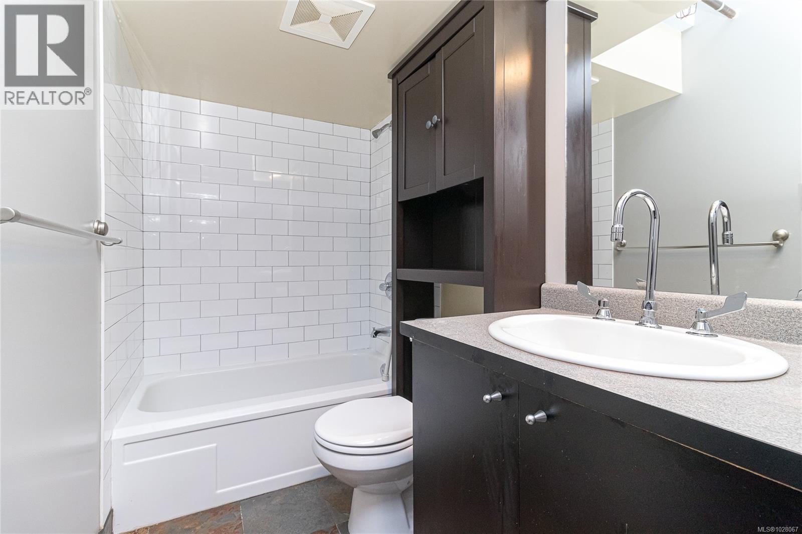 #411 1061 FORT ST - 23