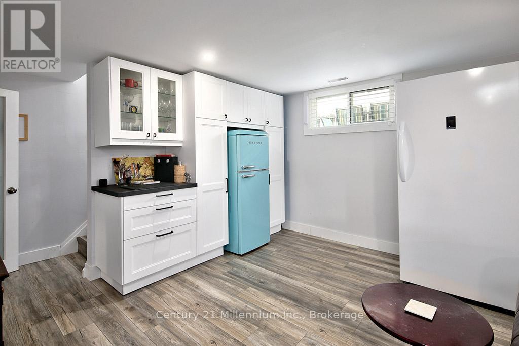 20 LESLIE DRIVE - 21