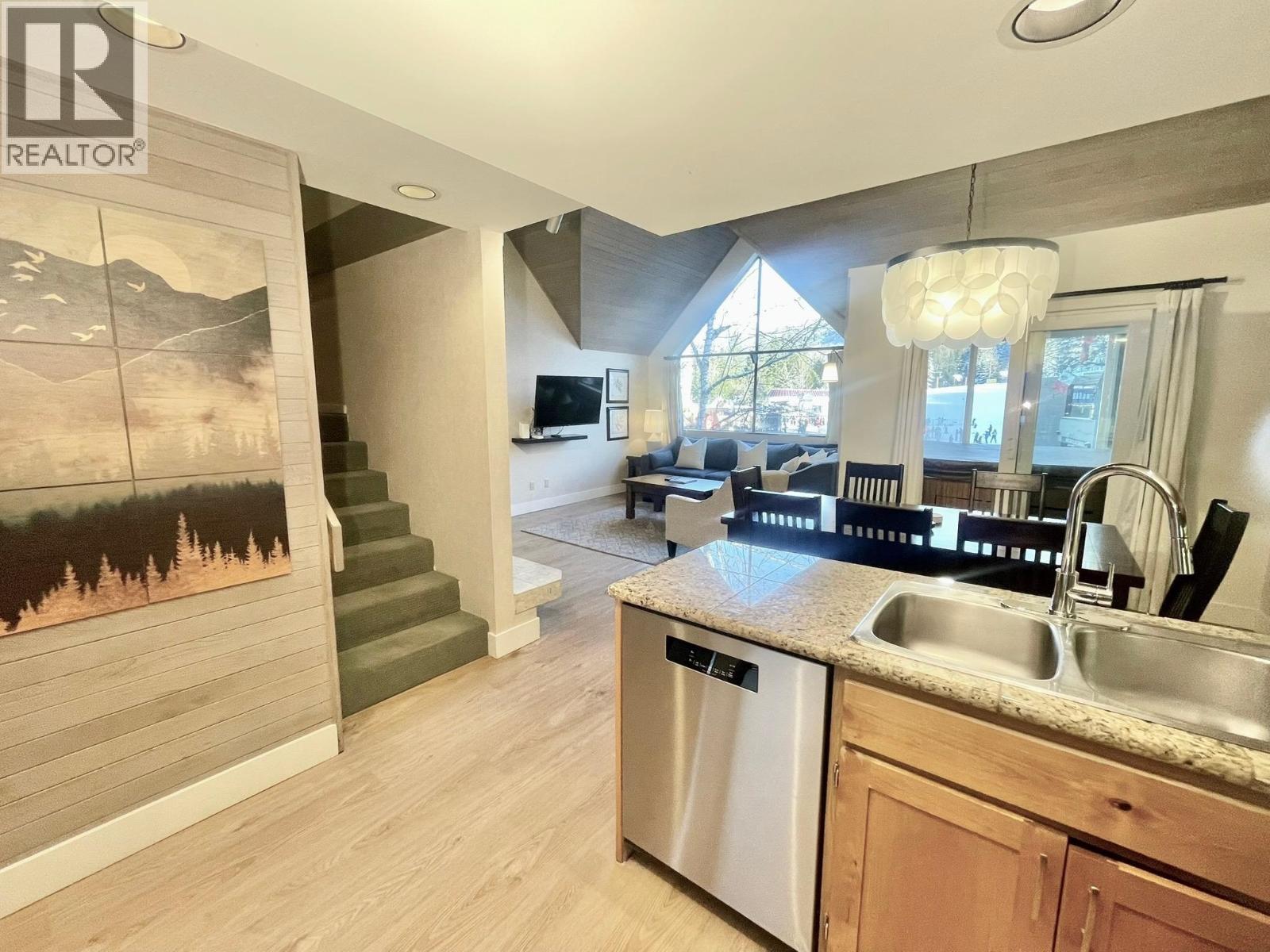 Week 9 902-4293 MOUNTAIN SQUARE, Whistler