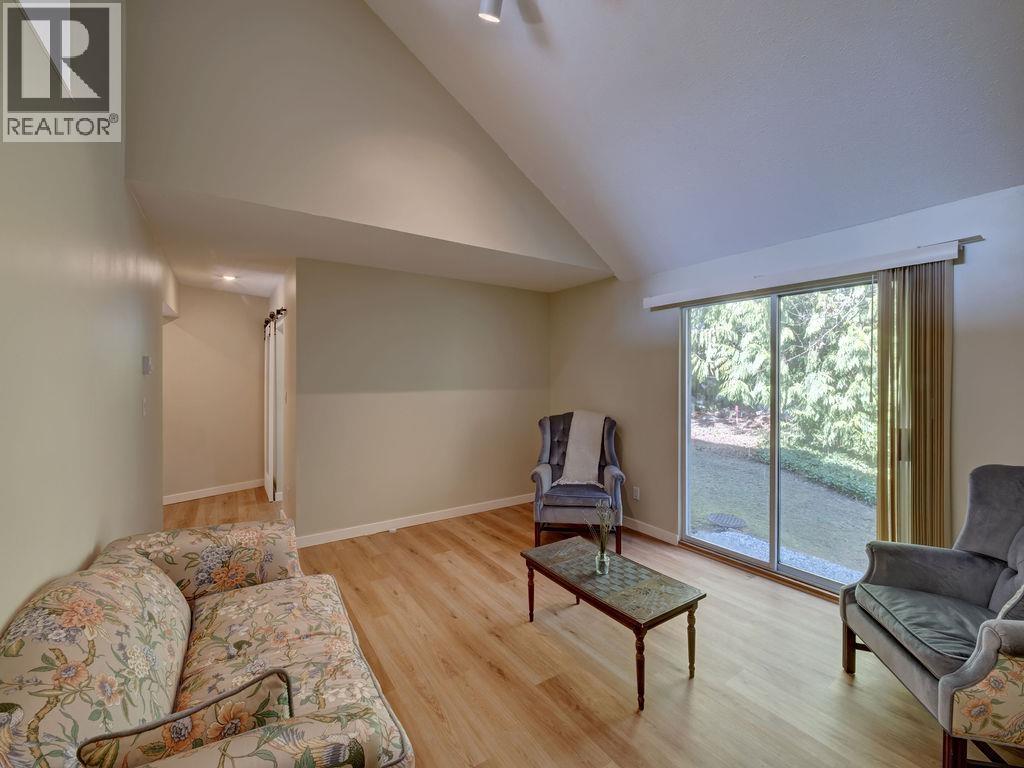 5 822 GIBSONS WAY, Gibsons