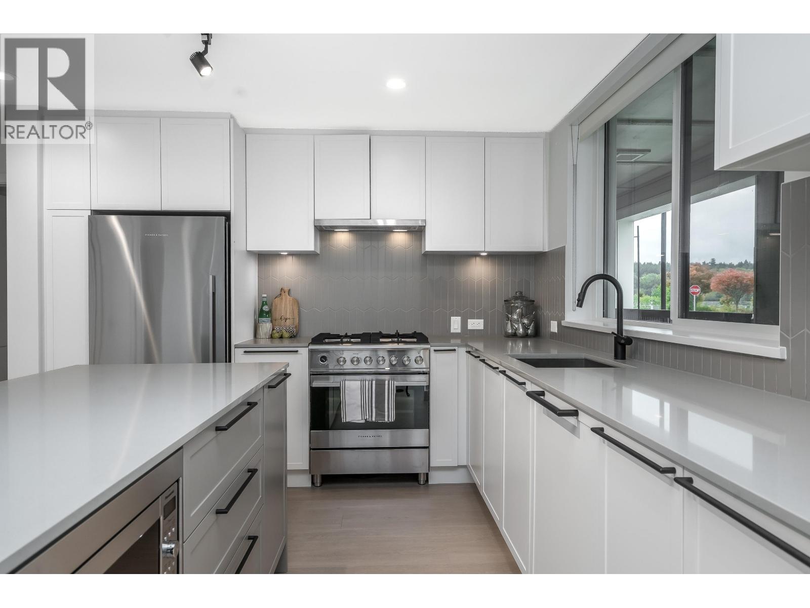 #102-320 RIDGE Street, Delta