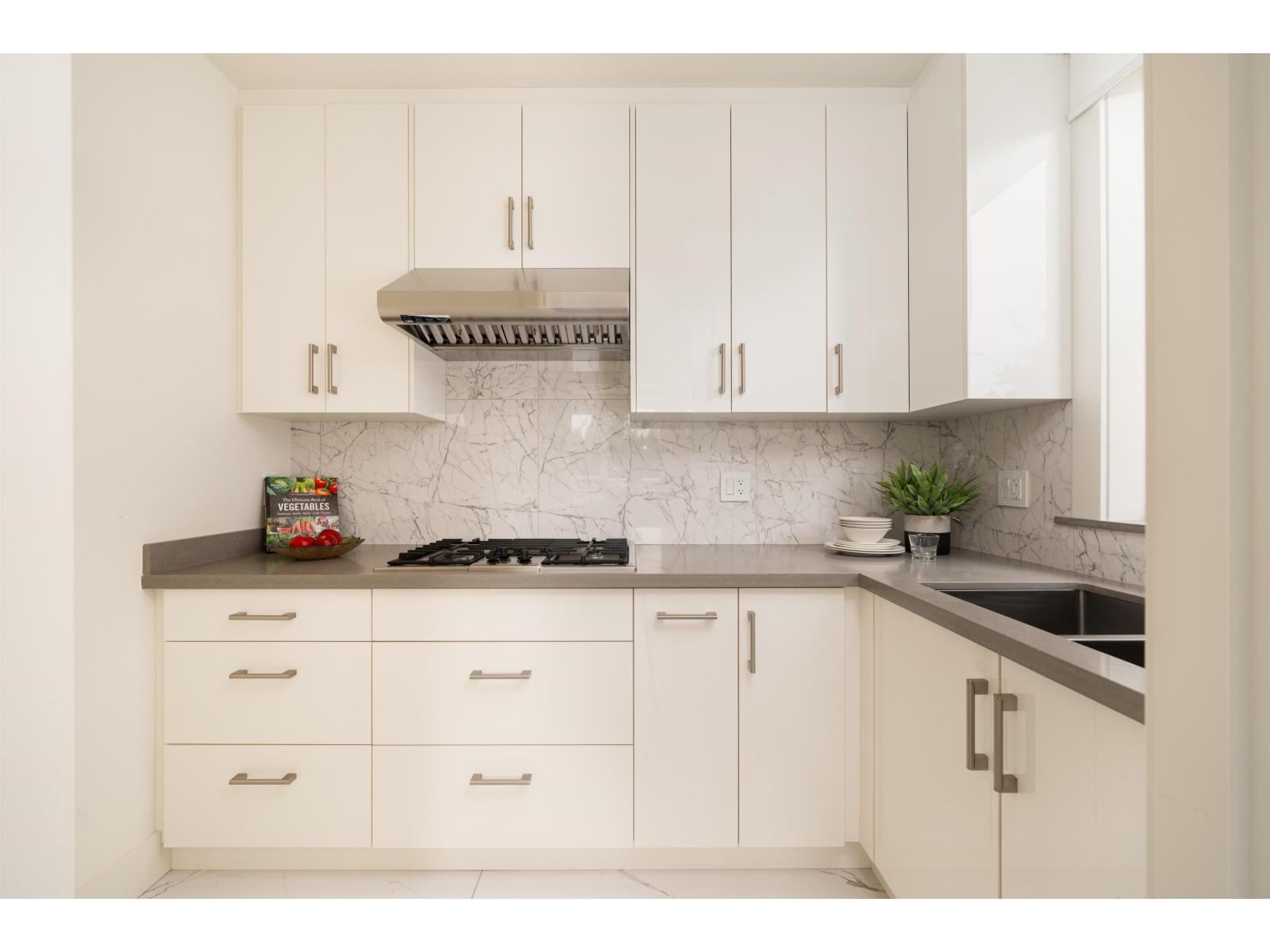 13600 BLACKBURN AVENUE, White Rock