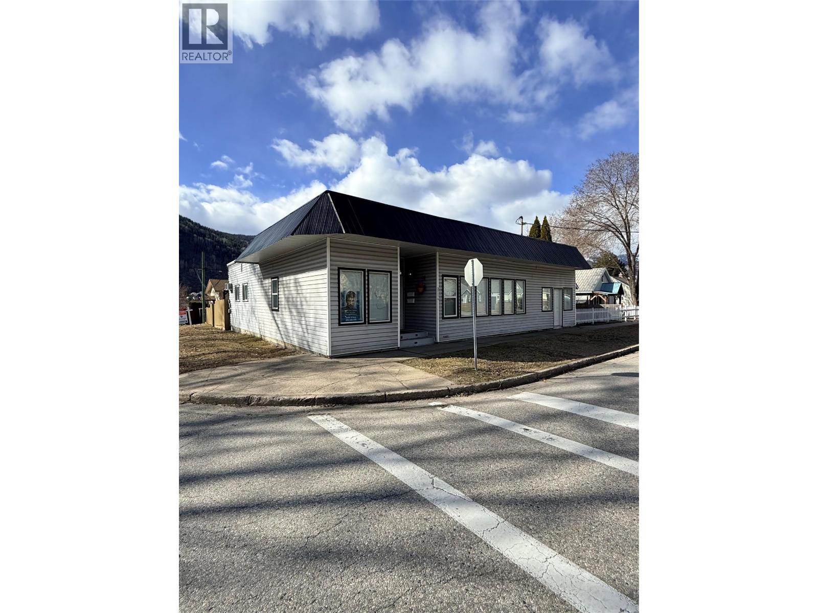 2194 SIXTH Avenue, Trail