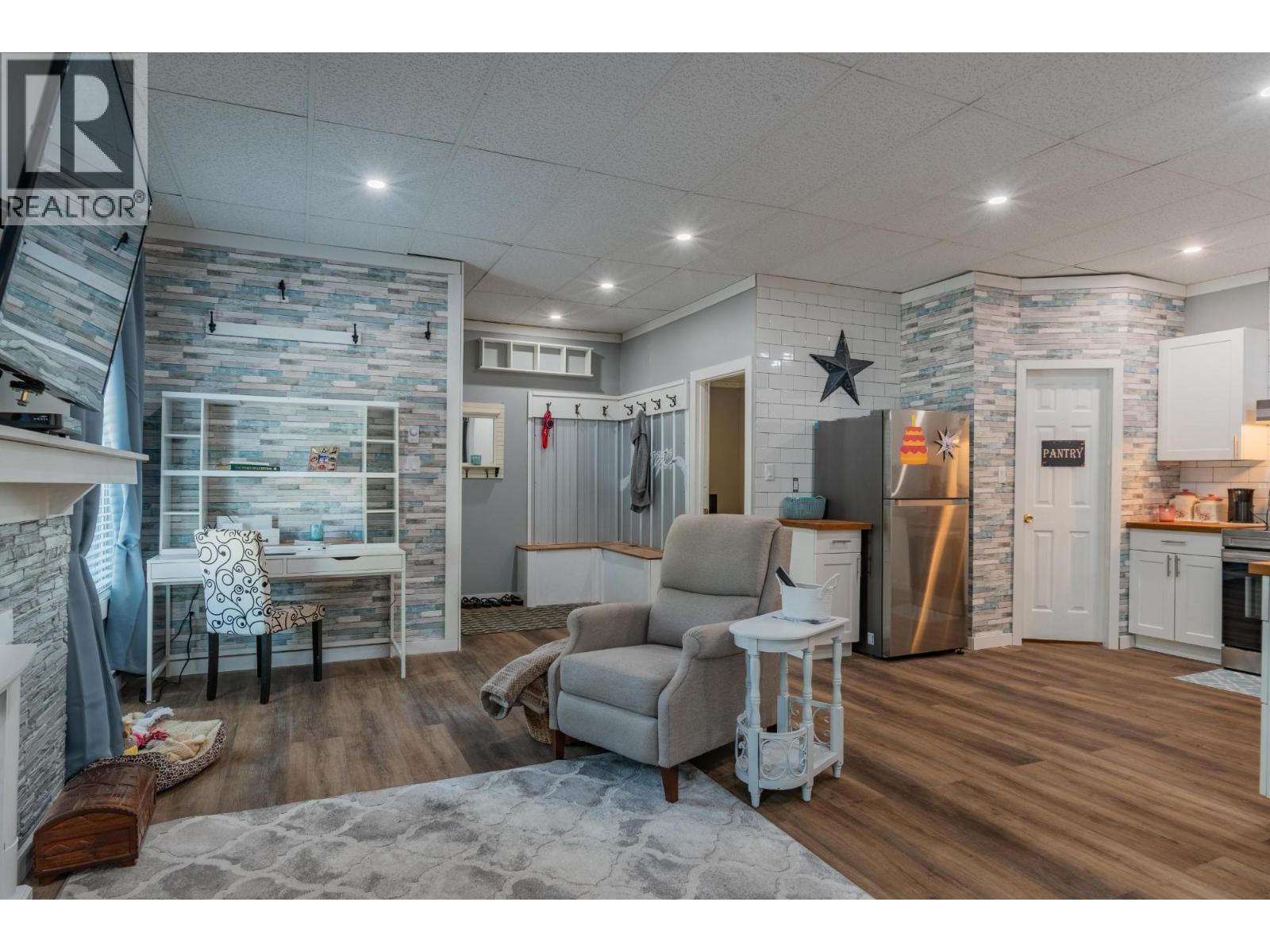 2194 SIXTH Avenue, Trail