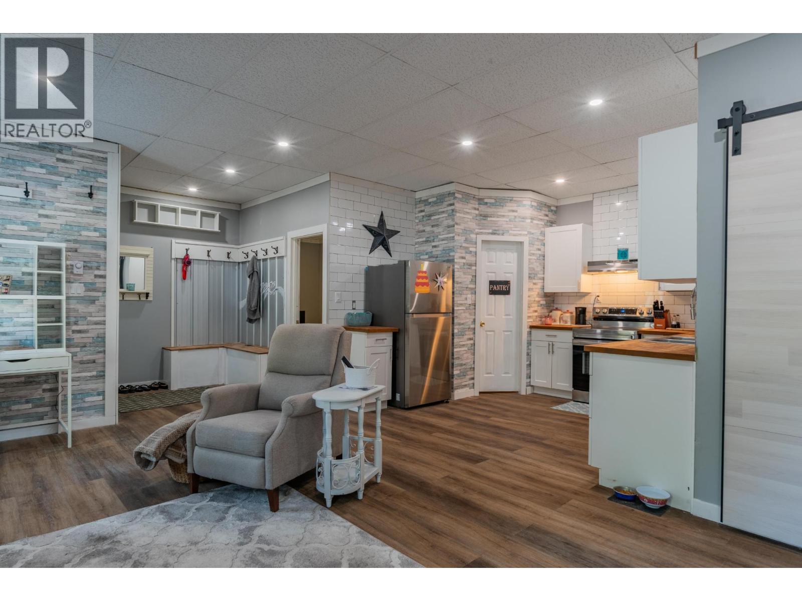 2194 SIXTH Avenue, Trail