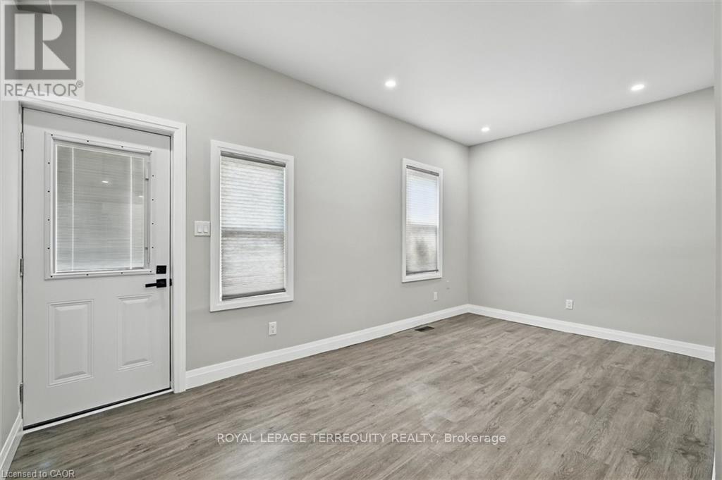 224 ROSSLYN AVENUE N - 11