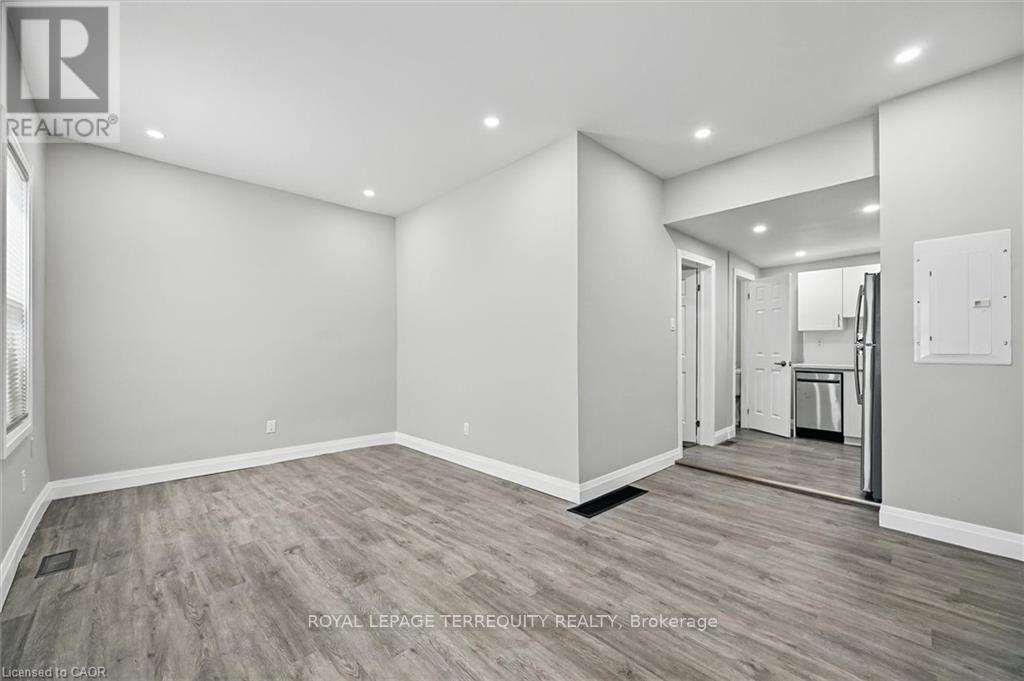 224 ROSSLYN AVENUE N - 12