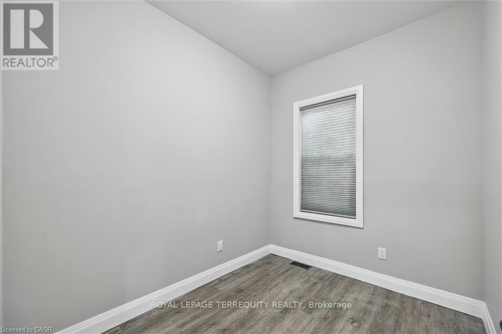 224 ROSSLYN AVENUE N - 15