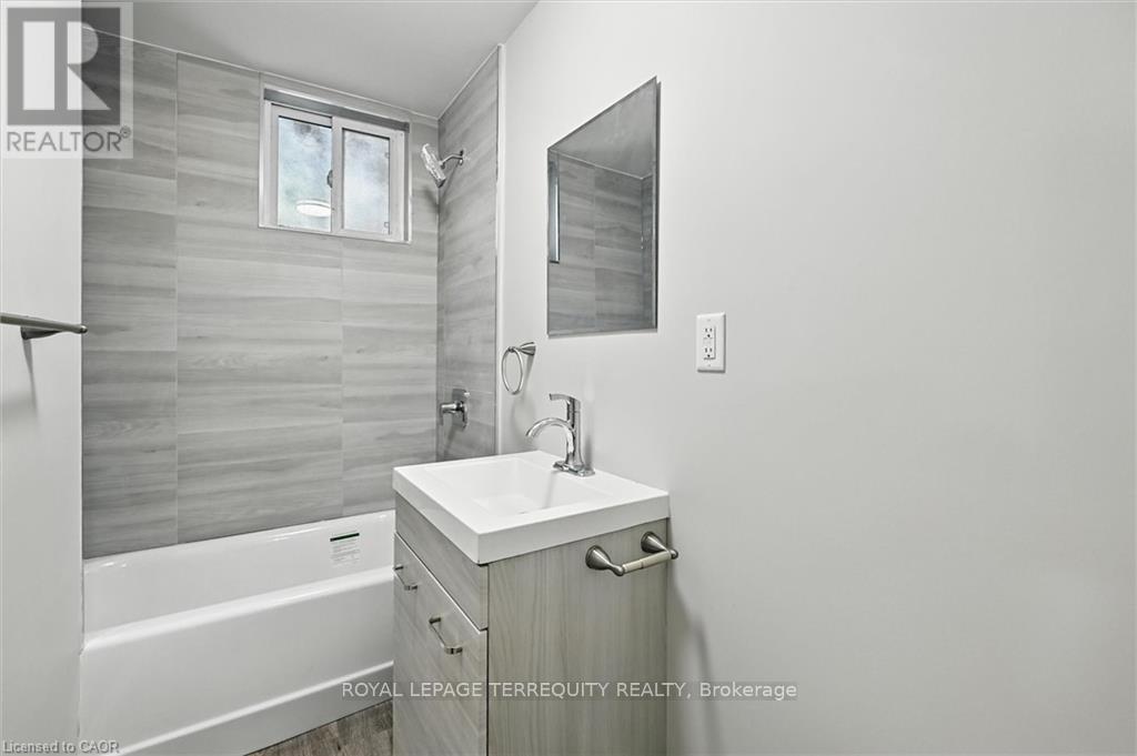 224 ROSSLYN AVENUE N - 16