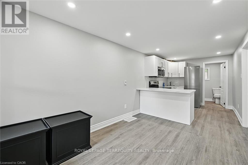 224 ROSSLYN AVENUE N - 4