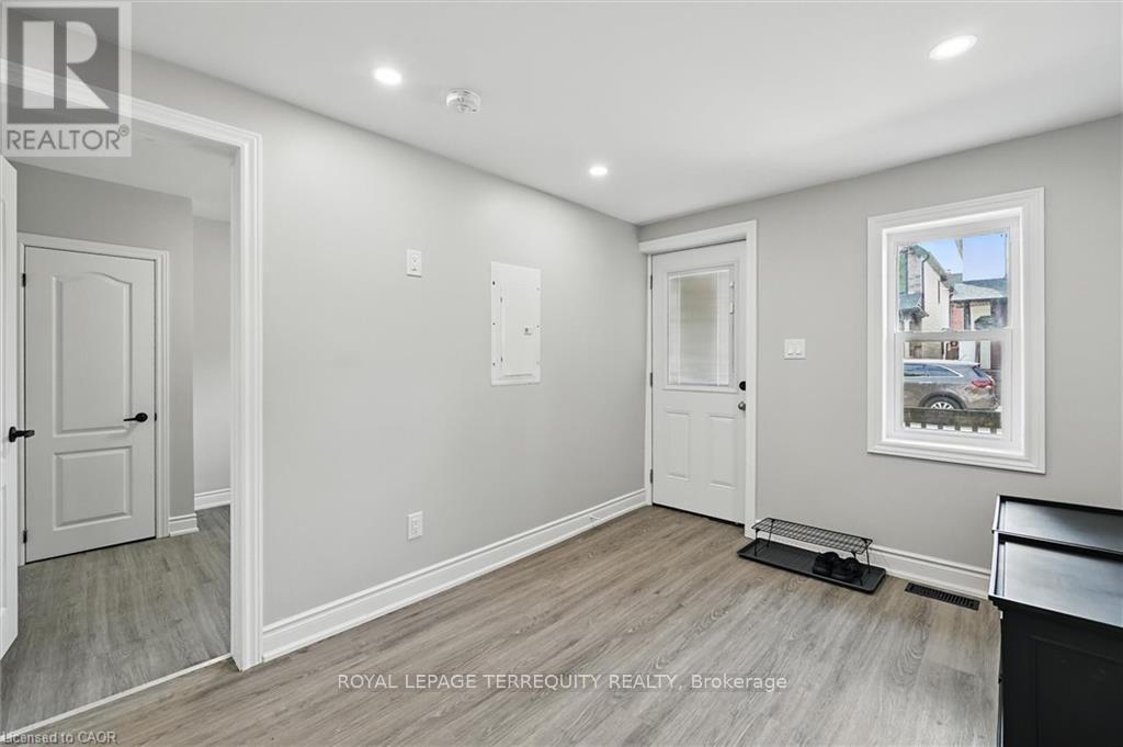 224 ROSSLYN AVENUE N - 5
