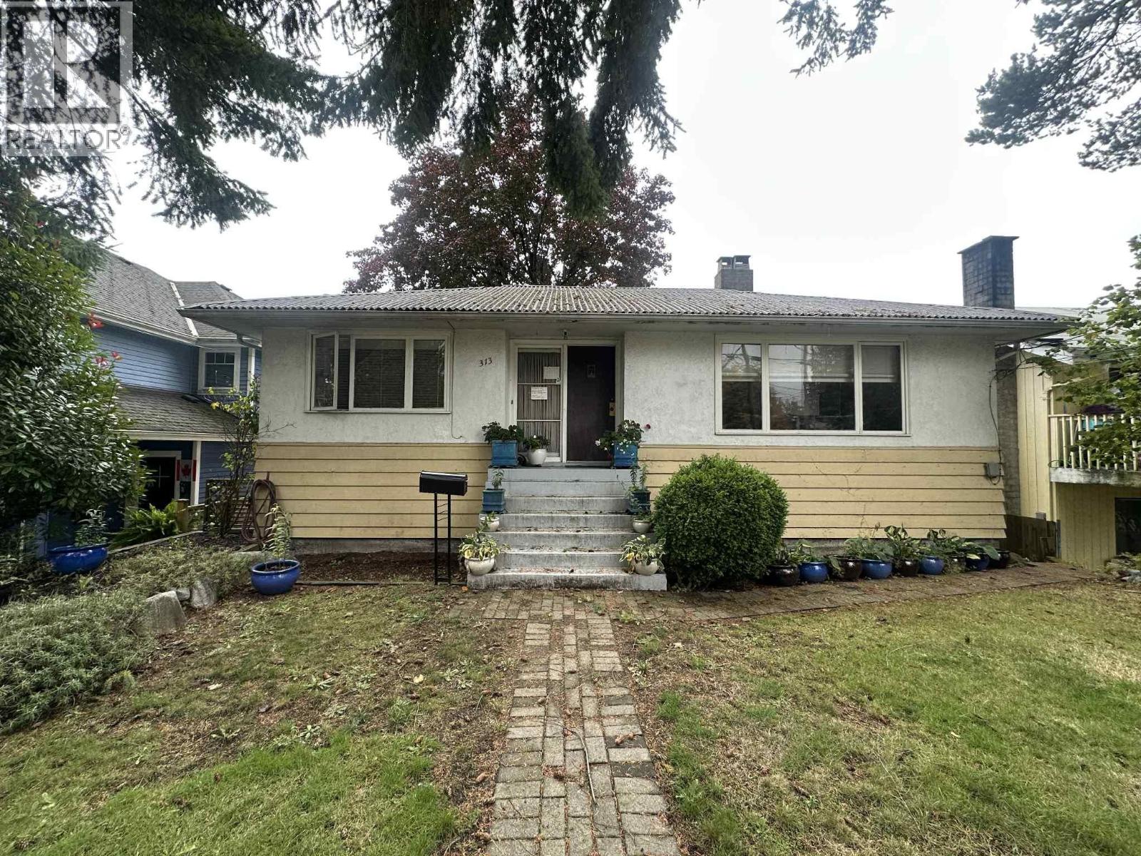 313 E 13TH STREET, North Vancouver