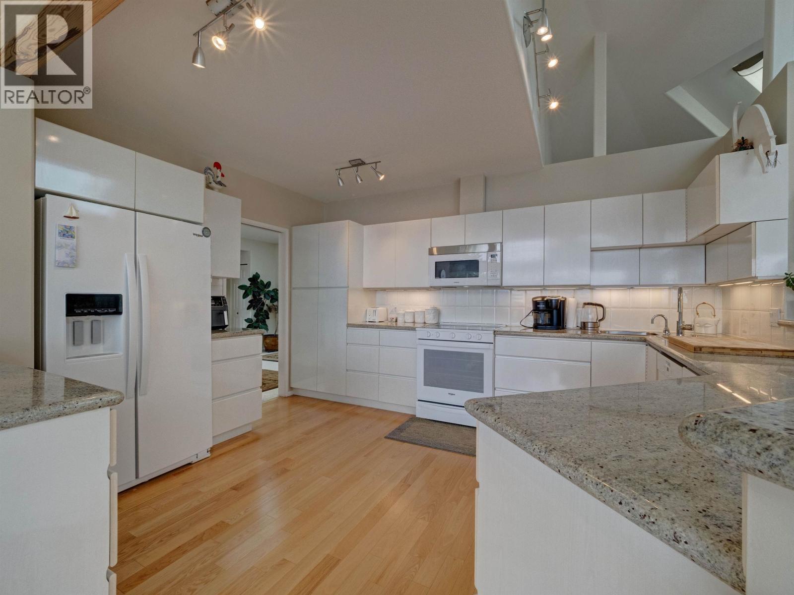 6484 N GALE AVENUE, Sechelt