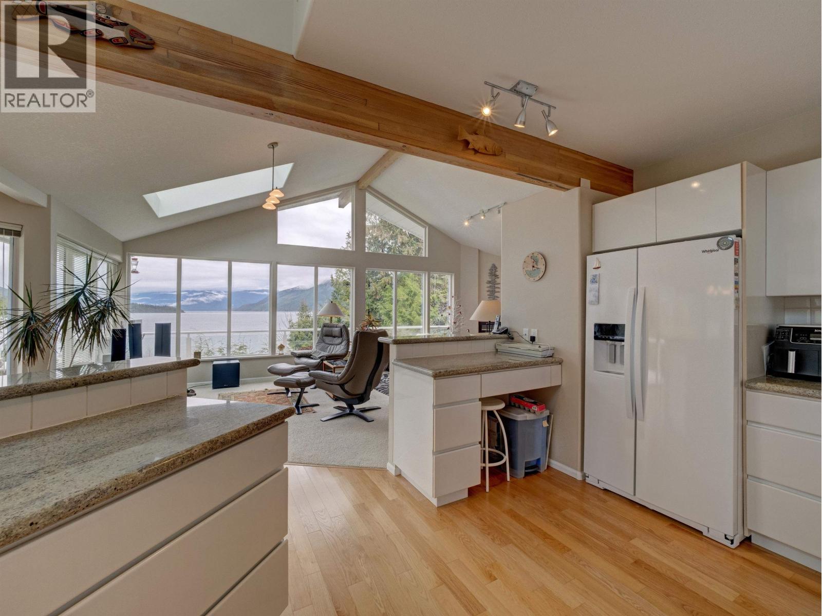 6484 N GALE AVENUE, Sechelt