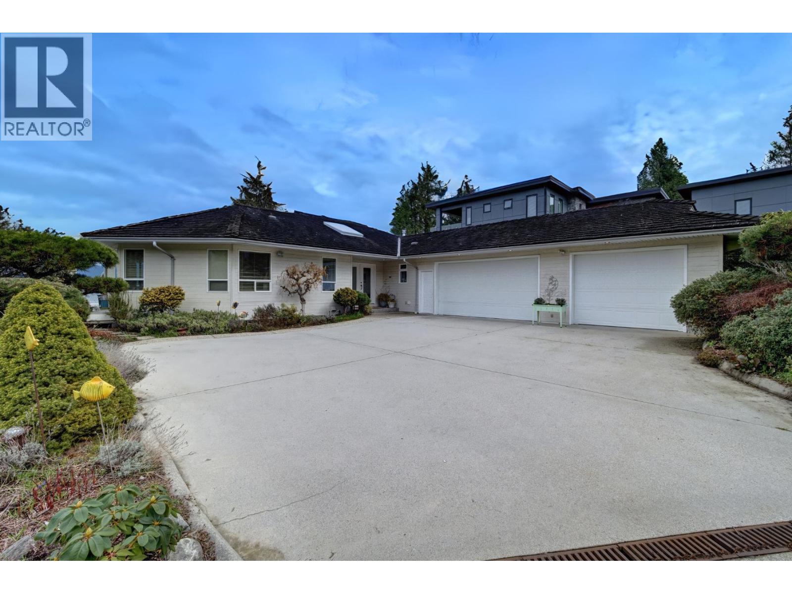 6484 N GALE AVENUE, Sechelt