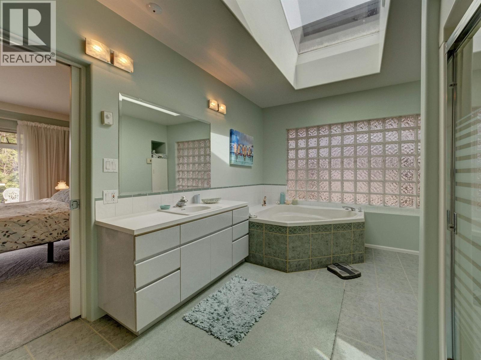 6484 N GALE AVENUE, Sechelt