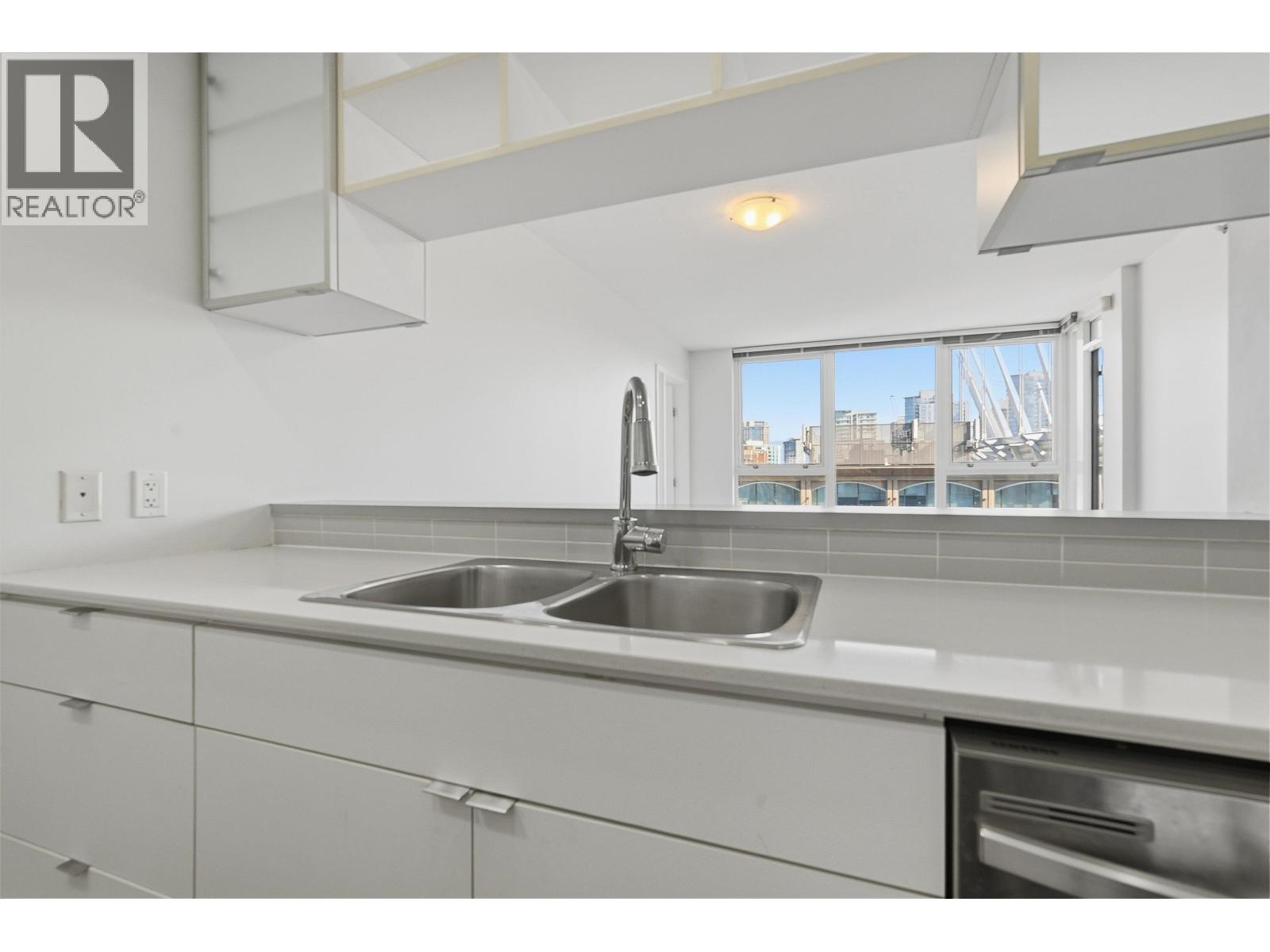 1707 928 BEATTY Street - photo 2