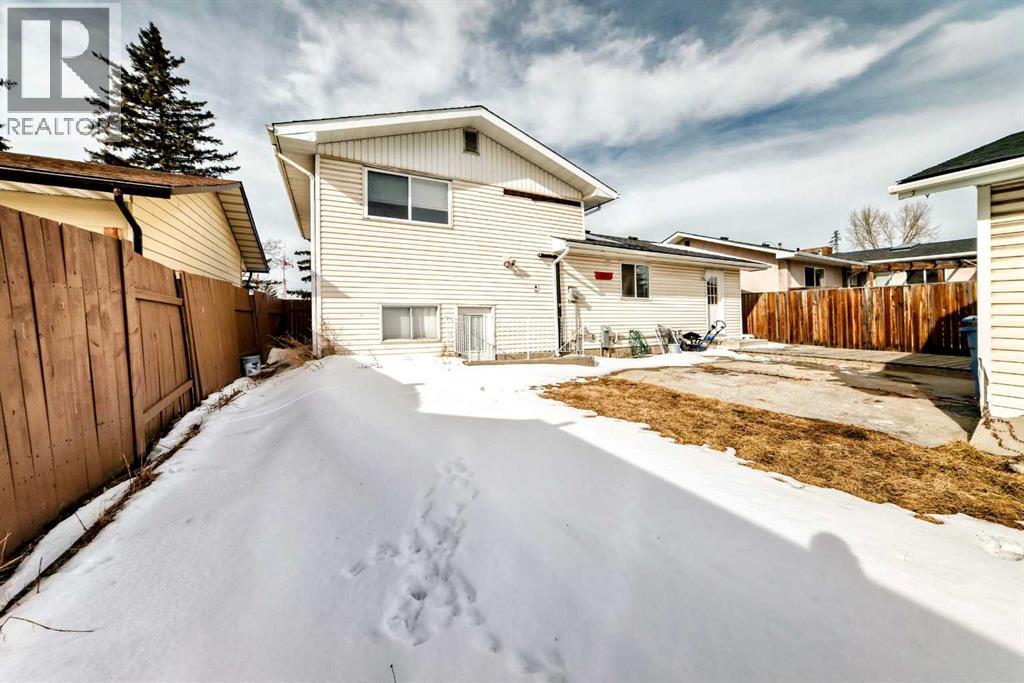 Single Family House 4 Level for Sale in  Rundleridge Drive NE Rundle Calgary 