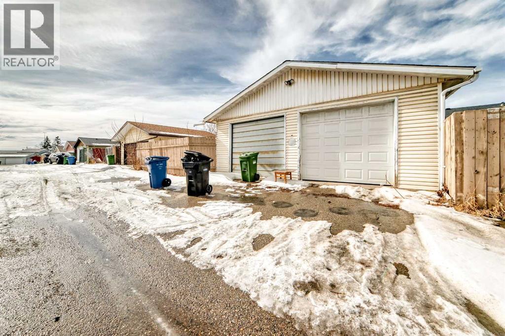 Single Family House 4 Level for Sale in  Rundleridge Drive NE Rundle Calgary 