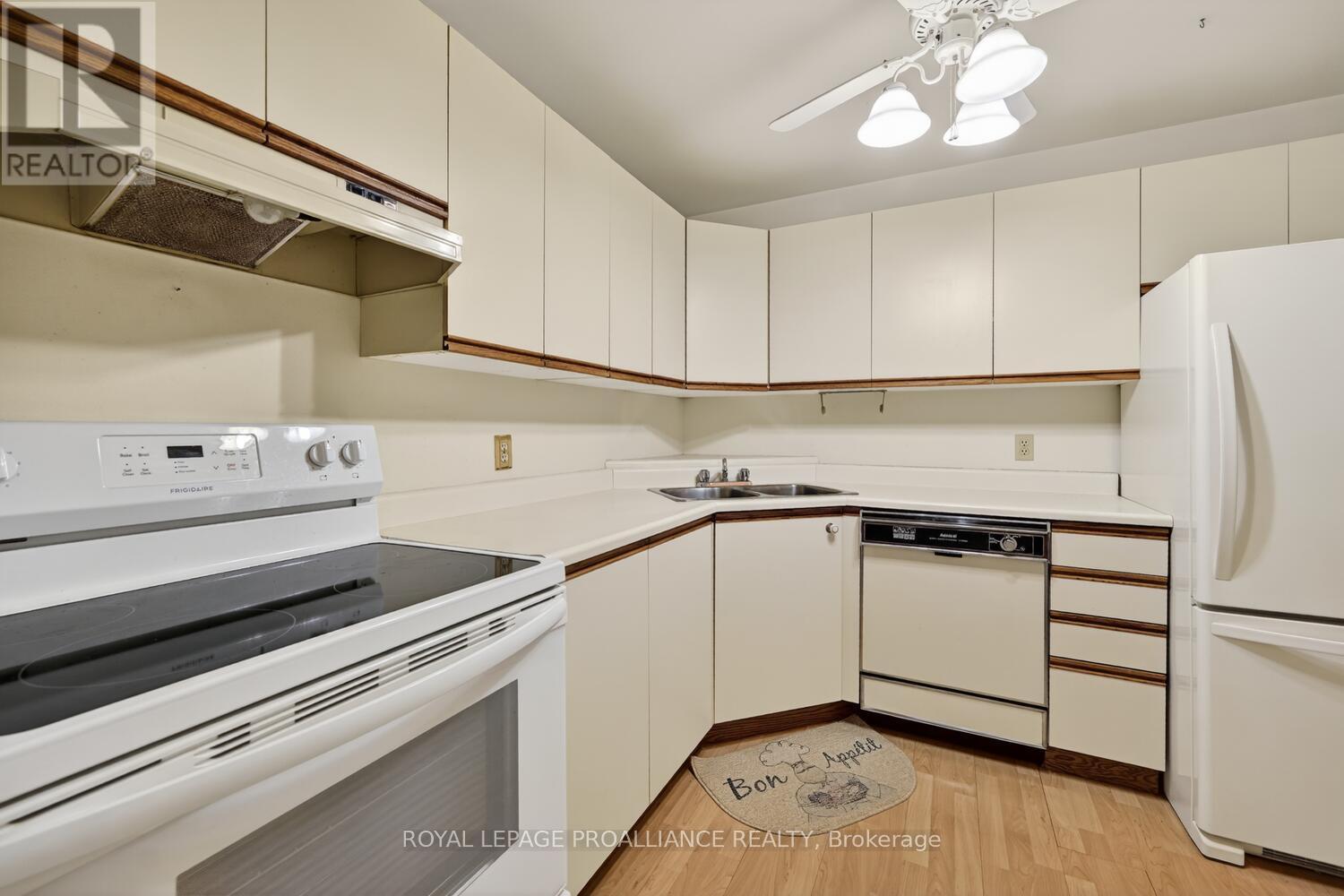 #205 820 LAURIER BOULEVARD - 10