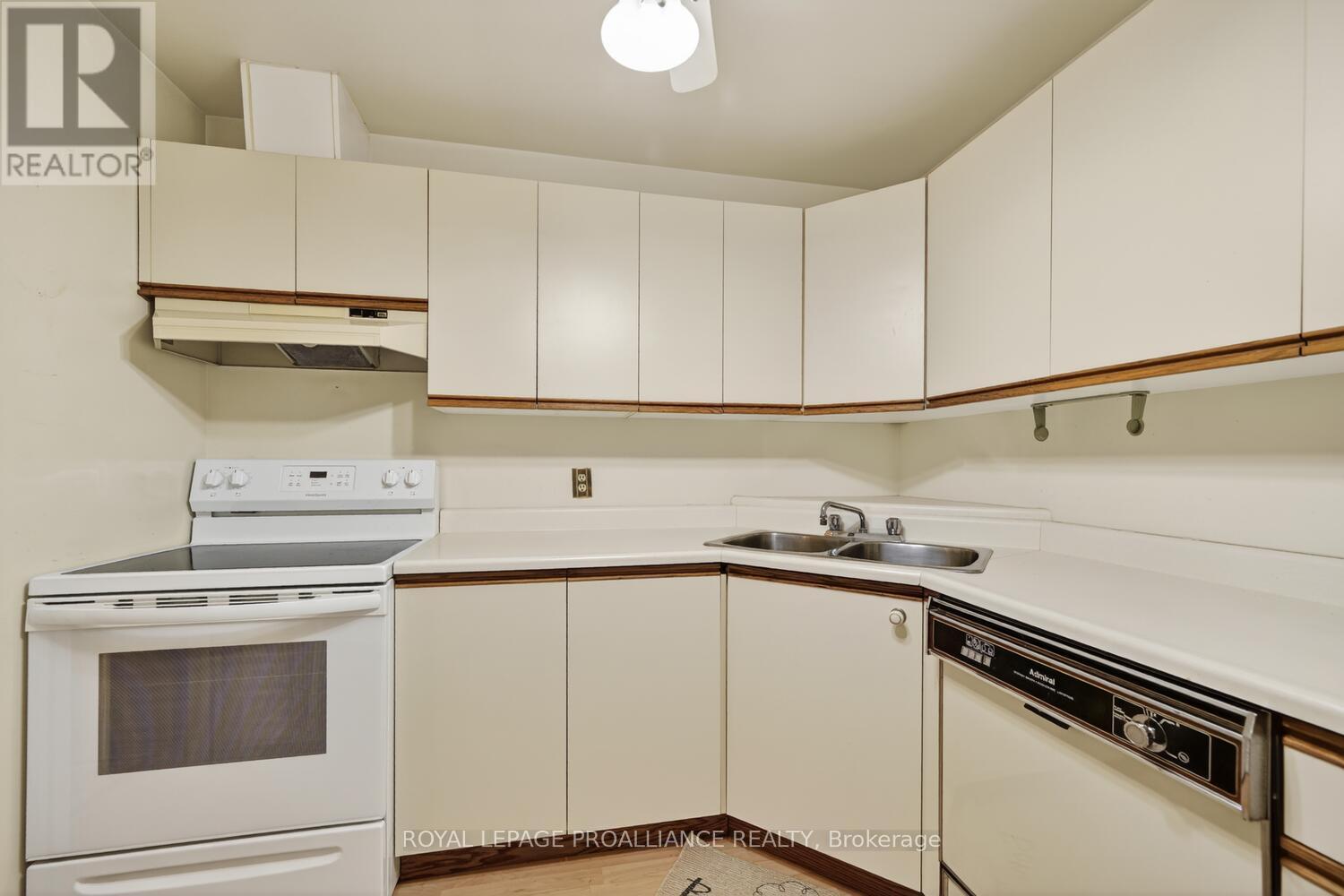 #205 820 LAURIER BOULEVARD - 12