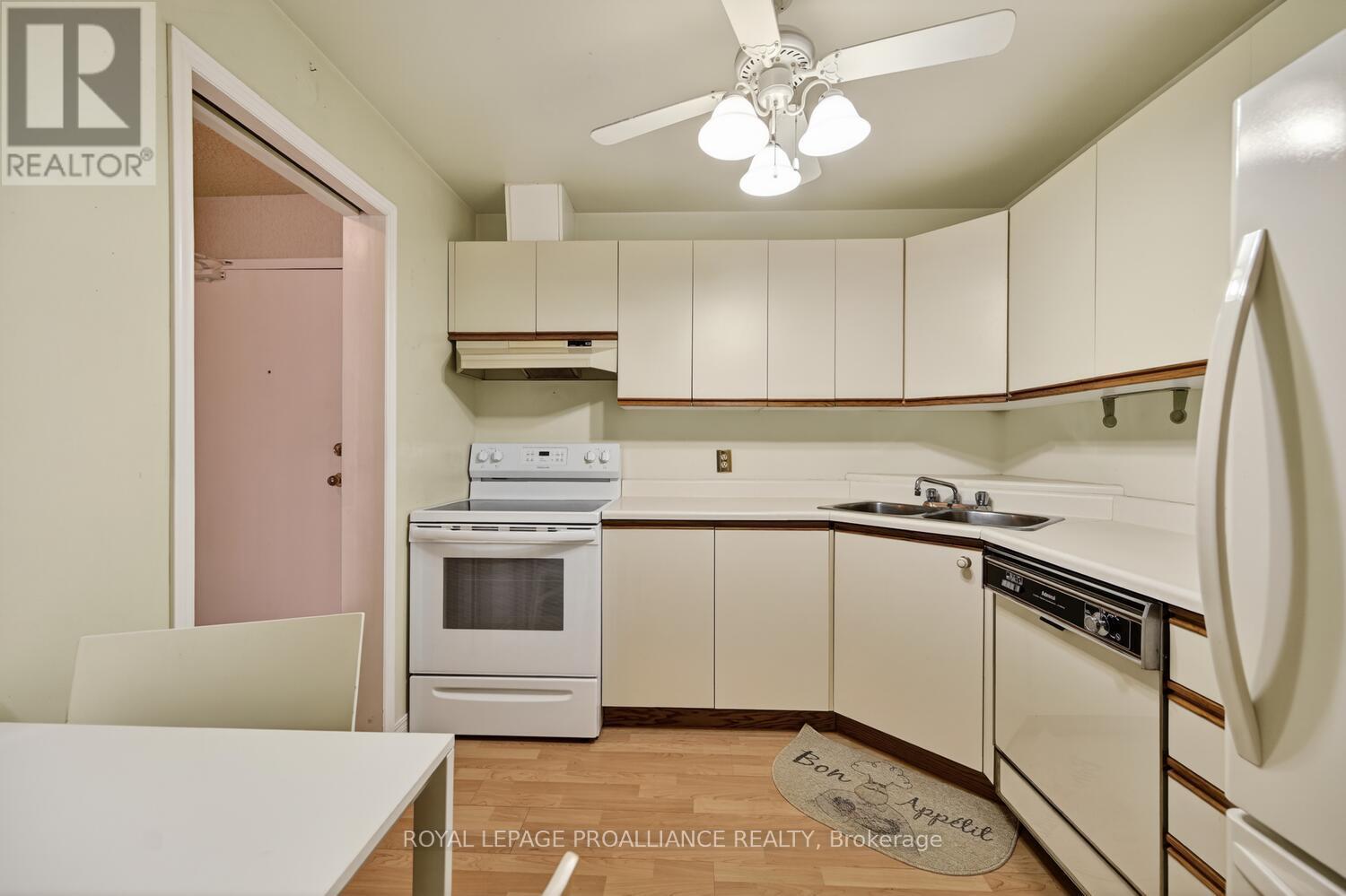 #205 820 LAURIER BOULEVARD - 11