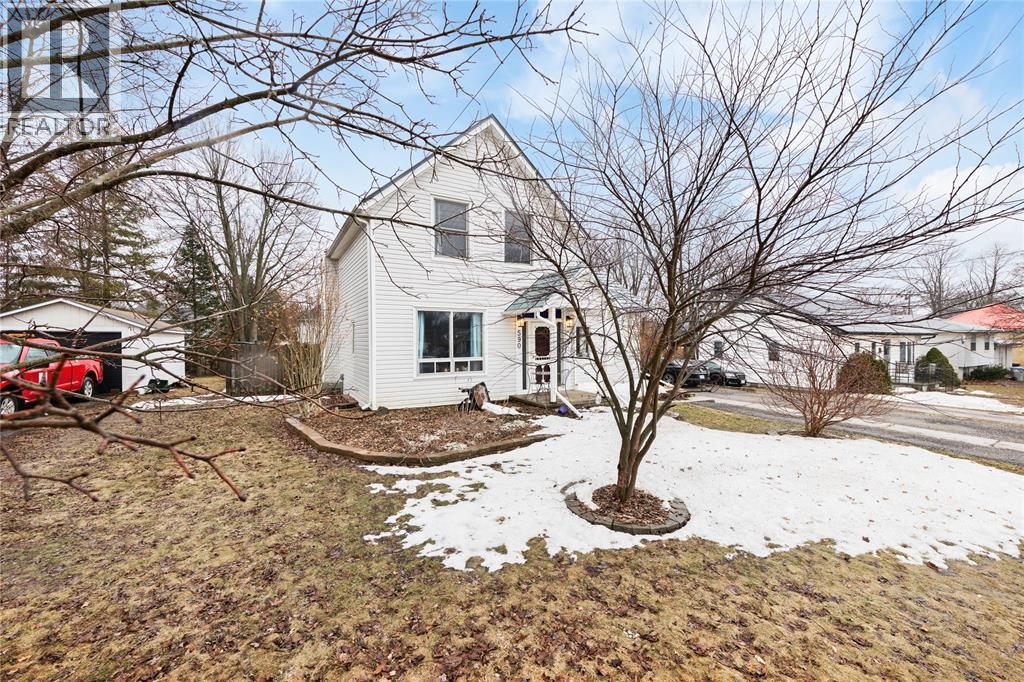 590 SIMCOE STREET - 4