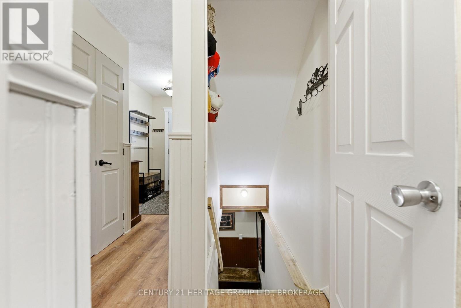 205 KEEWATIN STREET — photo 33